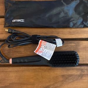 Amika- straightening brush
